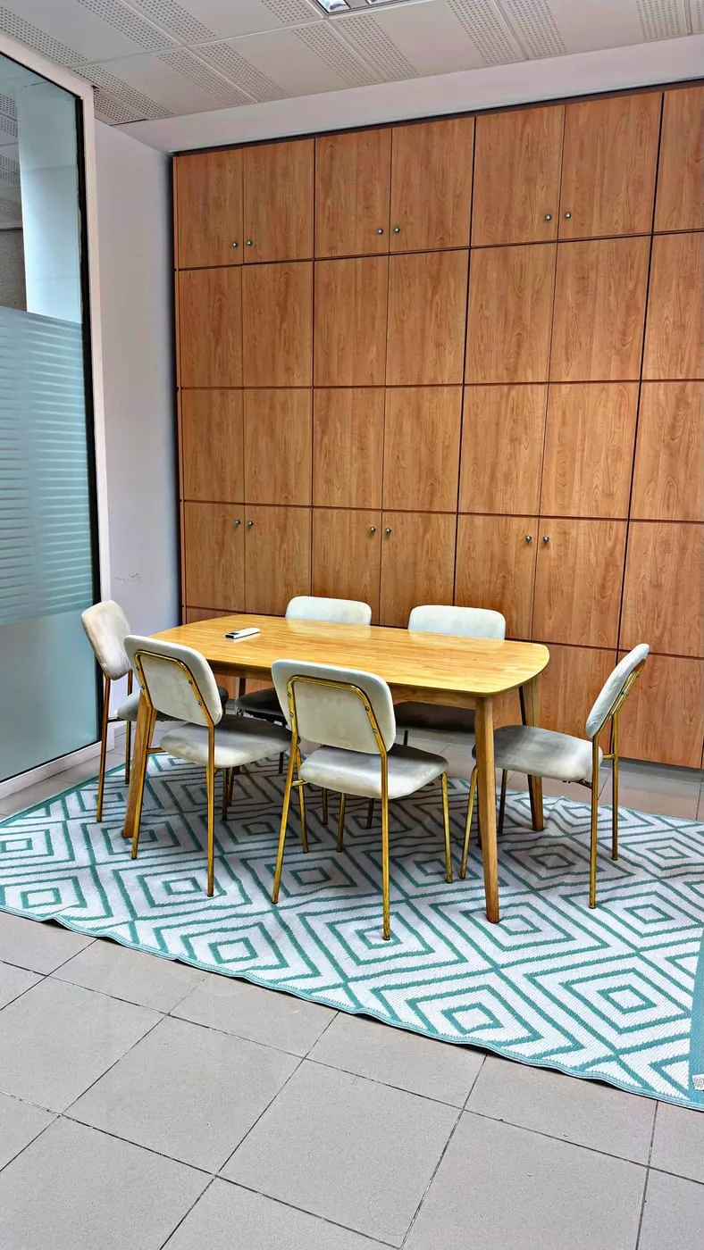 Sala de terapia con mesa y sillas