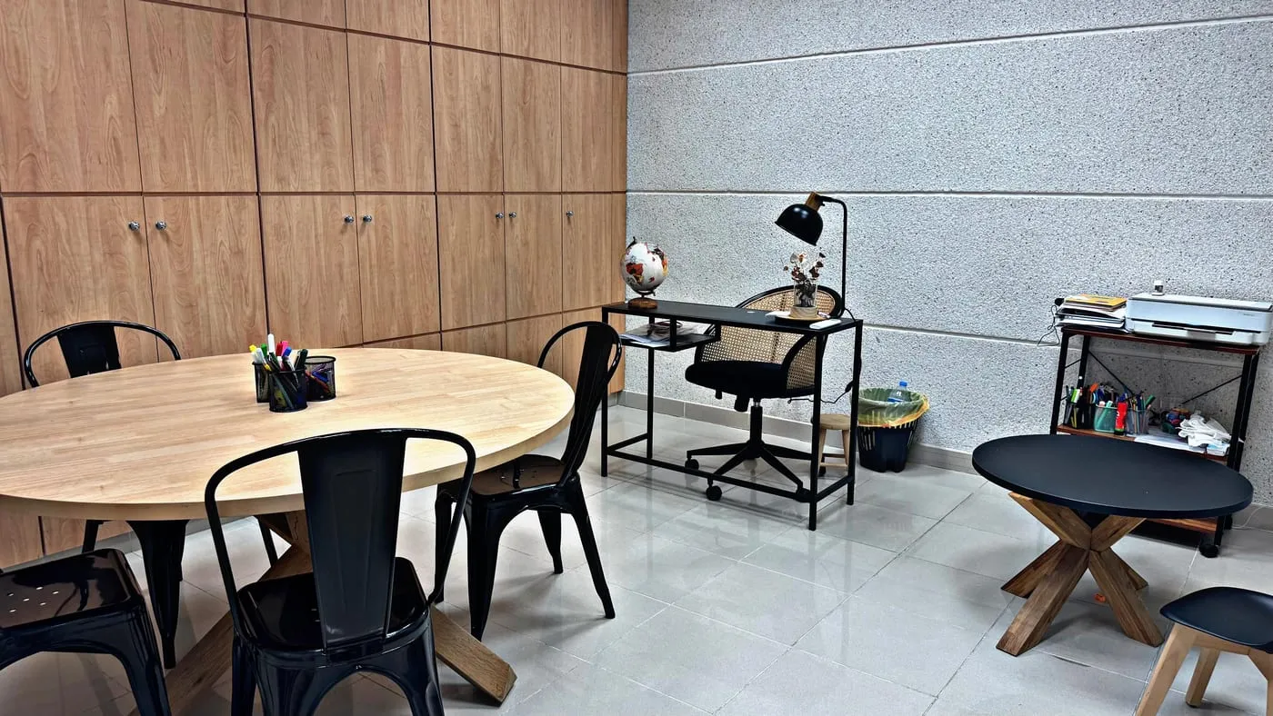 Espacio de trabajo con mesa redonda y escritorio